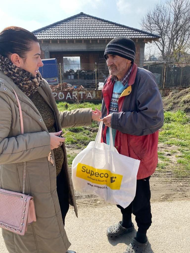 Pachet de alimente oferit unui bătrân