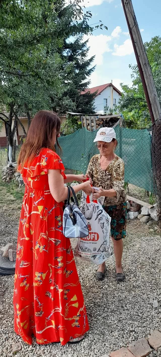 Sprijin pentru o bătrână în curte