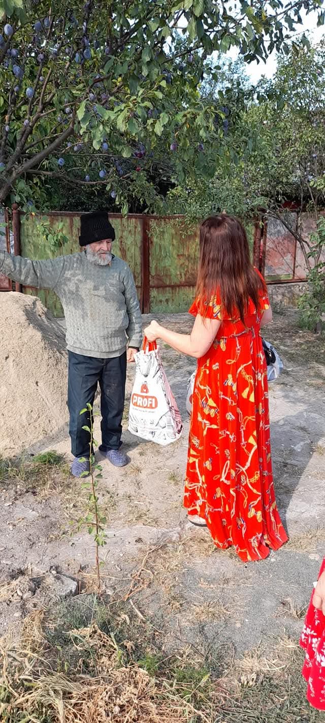 Pachet oferit unui bătrân la umbra prunilor