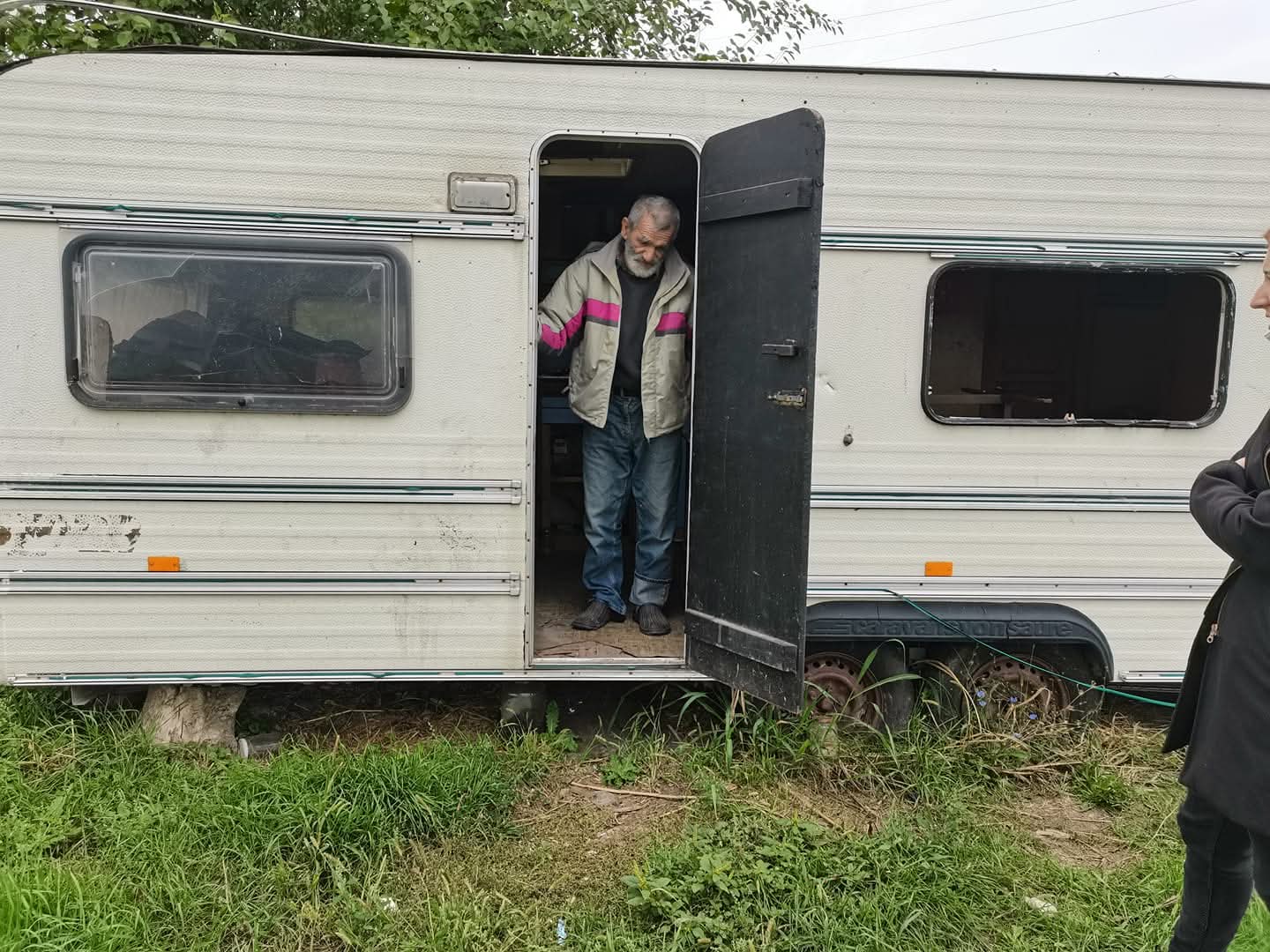 Bătrân locuind într-o rulotă