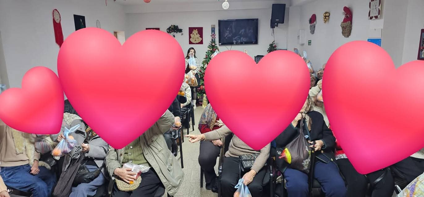 Bătrâni la o întâlnire comunitară