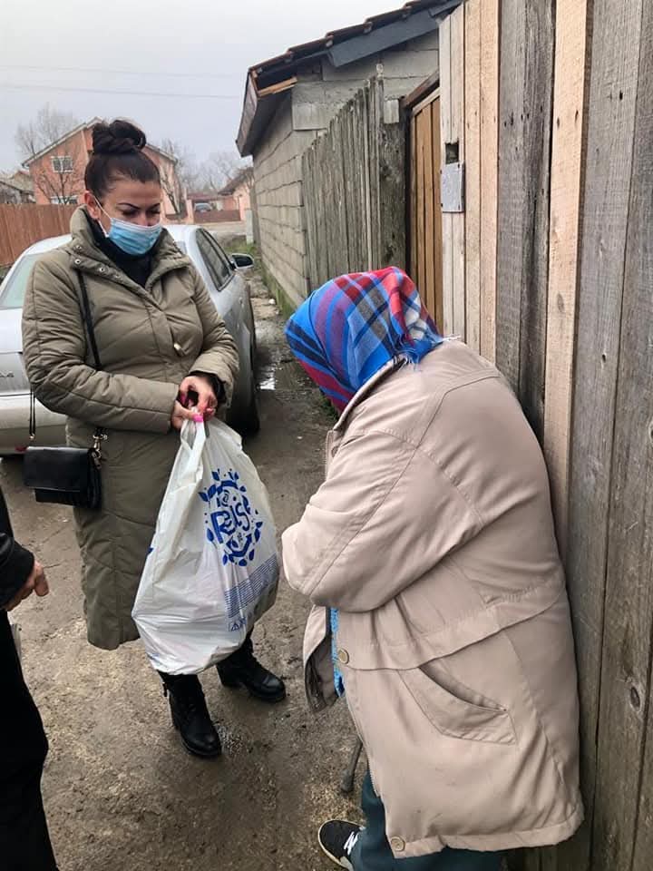 Vizită cu pachet la o bătrână
