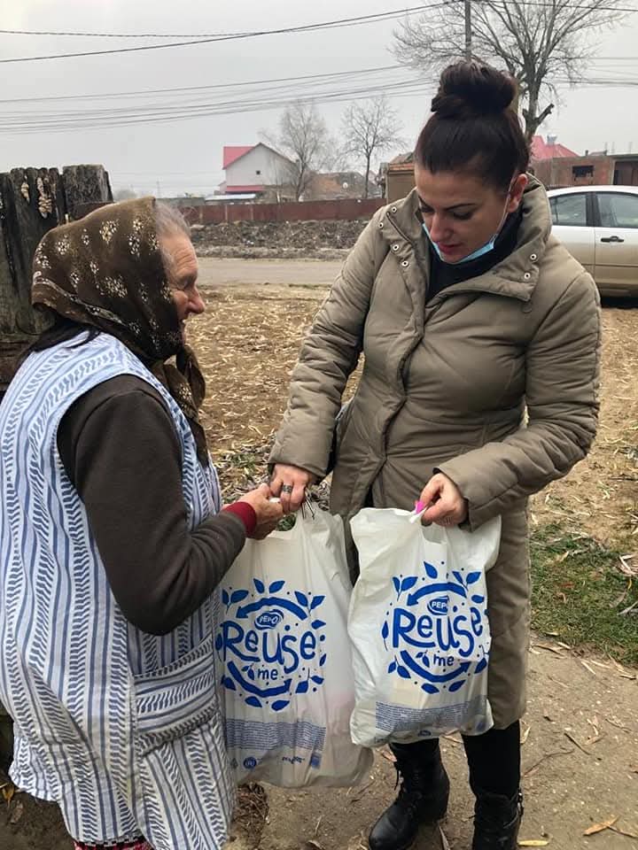 Două pungi cu provizii oferite