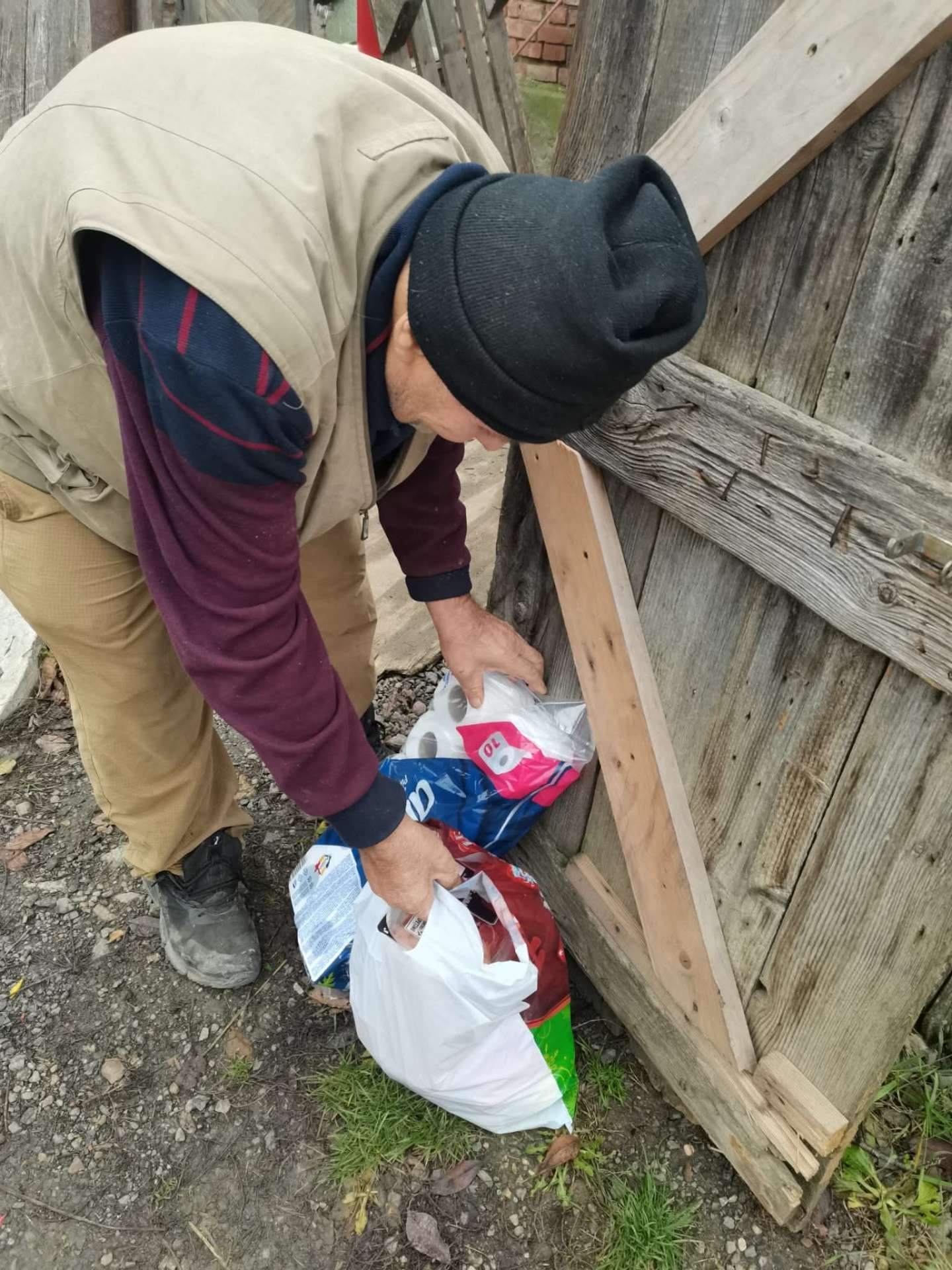 Provizii lăsate la poartă